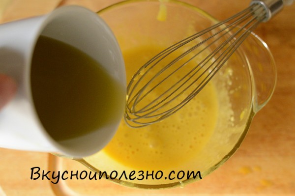 Небольшими порциями вводим в желтки оливковое масло